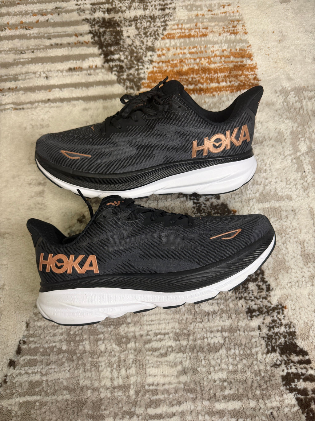 Hoka Clifton 9 Trainers UK9.5 - Black & Orange - Brand New